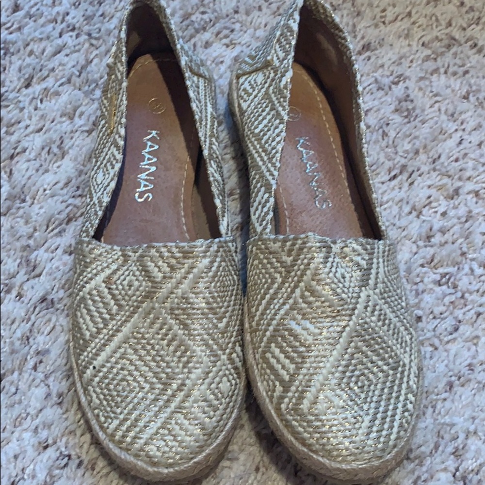 Woman’s Kaanas shoes